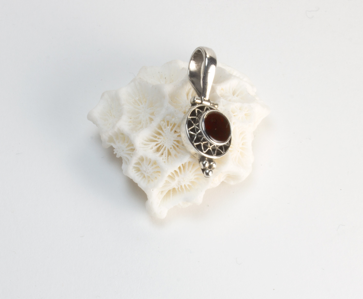 colgante-granate-plata-pequeño-silverboat