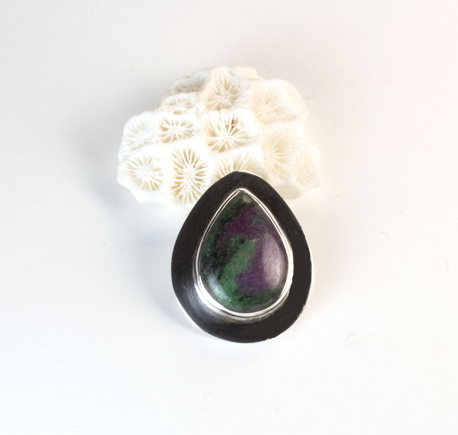 colgante-rubi-zoisita-plata-corazon-silverboat